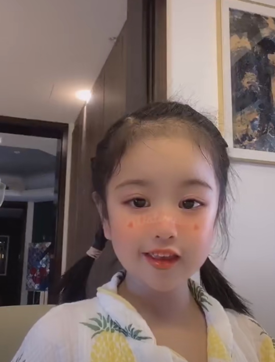 包贝尔女儿长大了！5岁容貌逆袭气质大变，对镜头挑眉表演天赋强