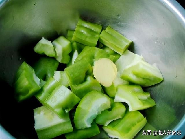 Chaoshan casserole bitter gourd fish tail soup, fresh and rich soup, clearing heat and eliminating fire, delicious and not greasy, nutritious and healthy
