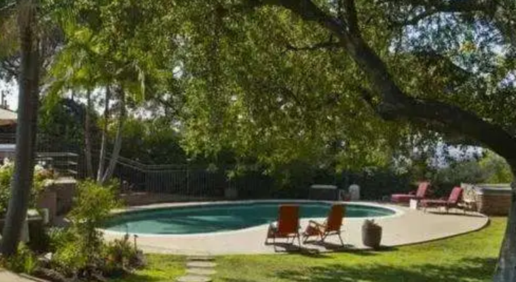 参观王宝强在美国的豪宅，粉色墙面配斑马床单