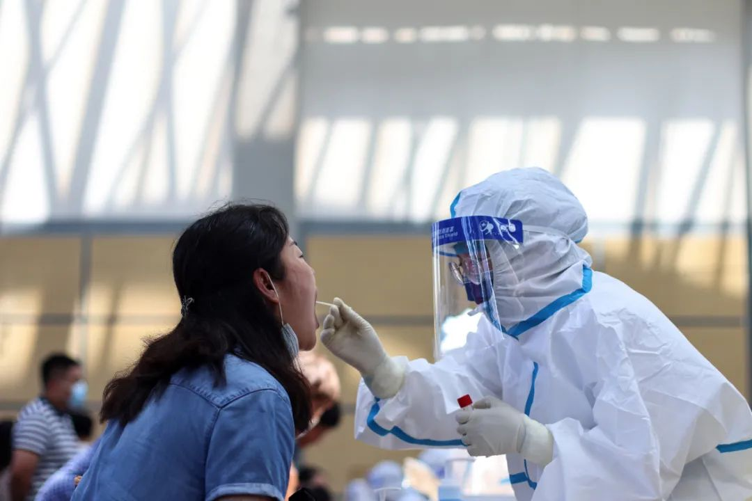 南京疫情扩散到6省13市170人，管理混乱导致机场失守，病毒太恐怖