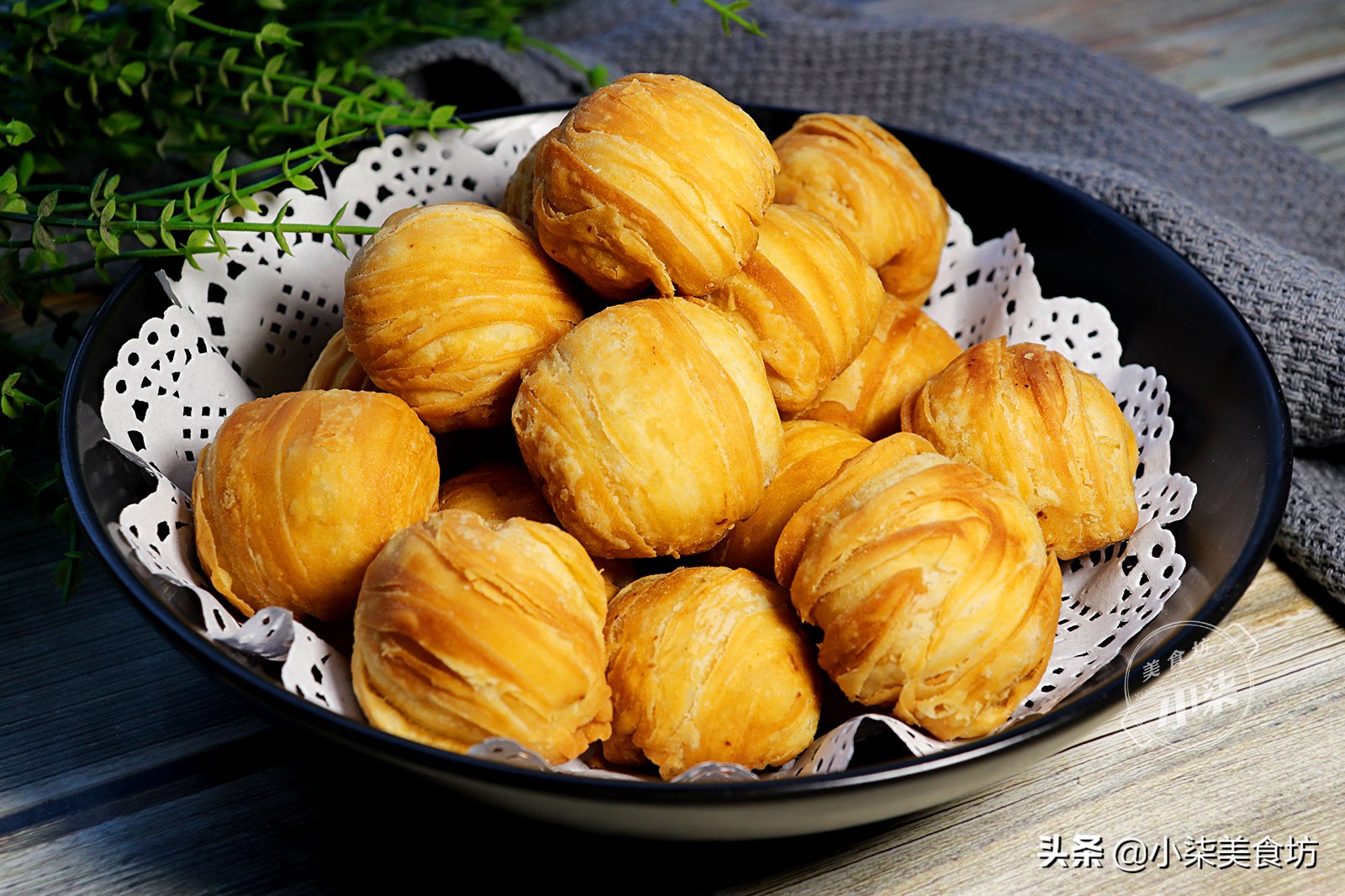 一口酥，做法简单无难度，外酥里软一口一个，越吃越香，太解馋了