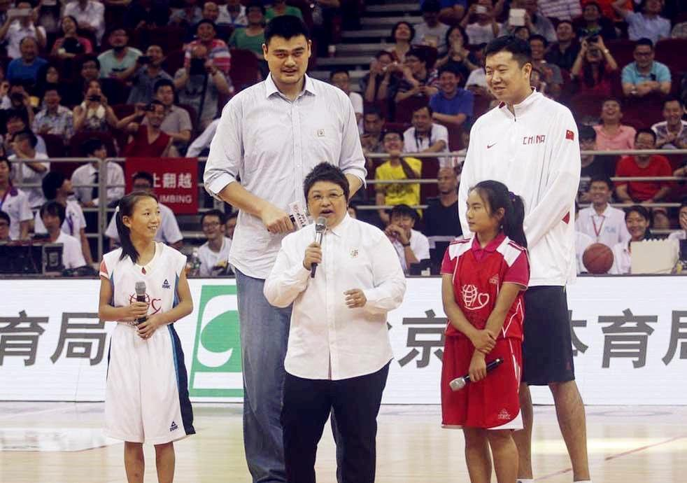 姚明一家三口外出，10歲女兒鞋子似40碼背包迷你，儀態超像爸