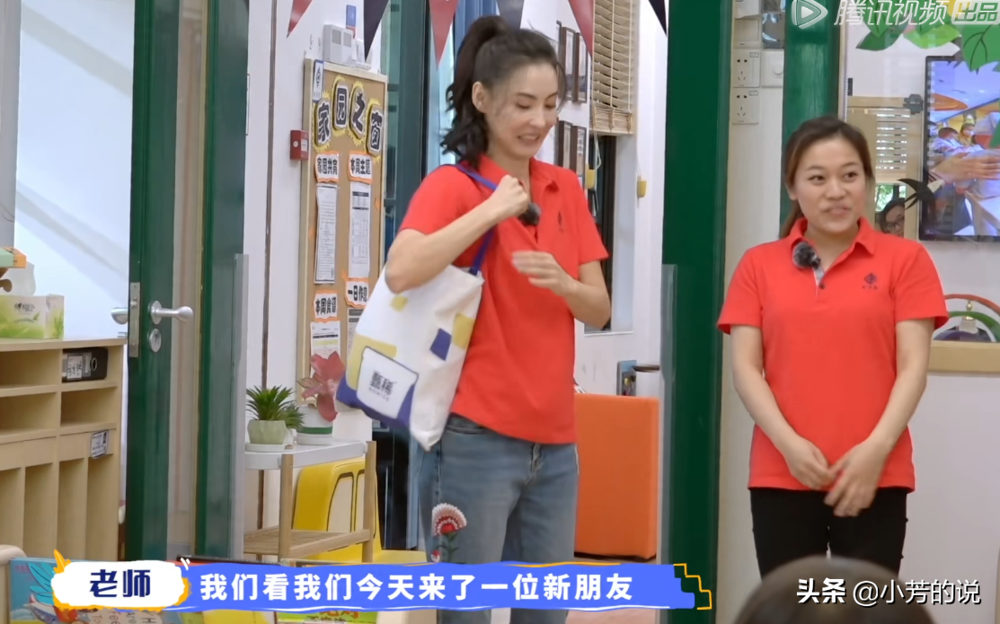 张柏芝去幼儿园看孩子，双膝跪地有耐心，妆容是对孩子最大的尊重