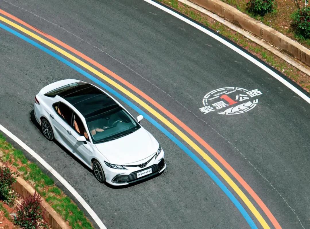 时代进步了，没想到新款凯美瑞都支持车载微信了