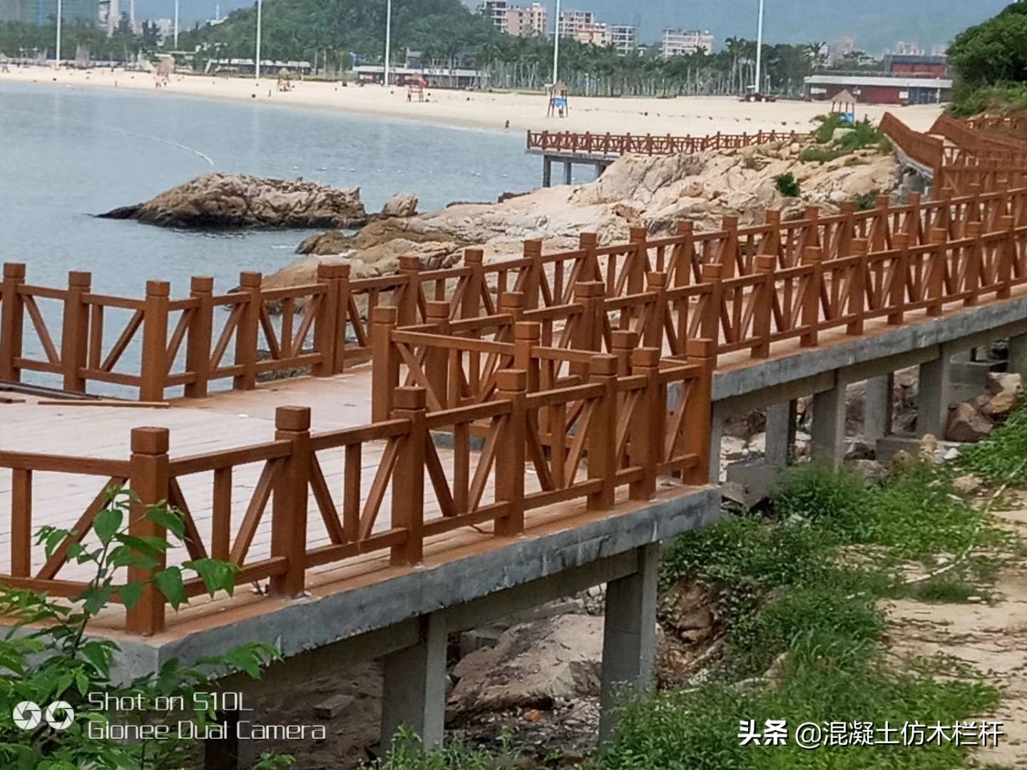 鴻文園林：仿木護(hù)欄專家，為您提供戶外景觀一站式解決方案