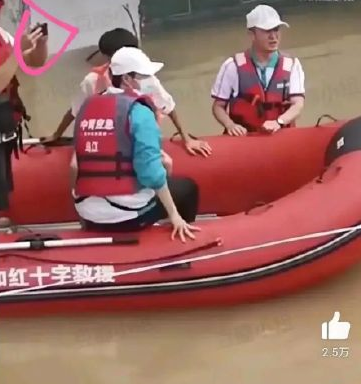 王一博韩红事件登时政新闻，给出多张特写照，直言是救援还是作秀