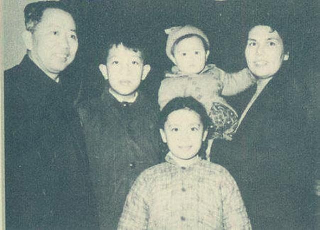 首任空军司令刘亚楼，逝世55年妻子如今在哪？