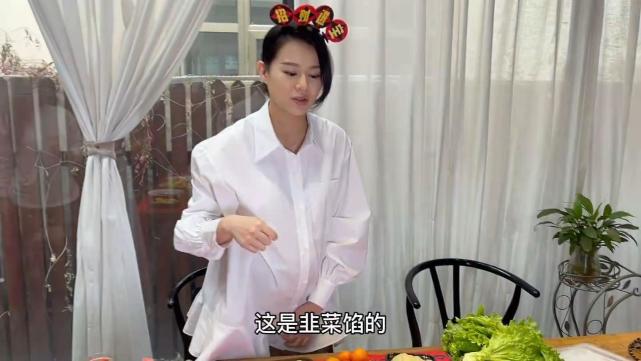 超淡定！ 胡杏兒上春晚前挺三胎孕肚做年夜飯，懷孕8月狀態超好