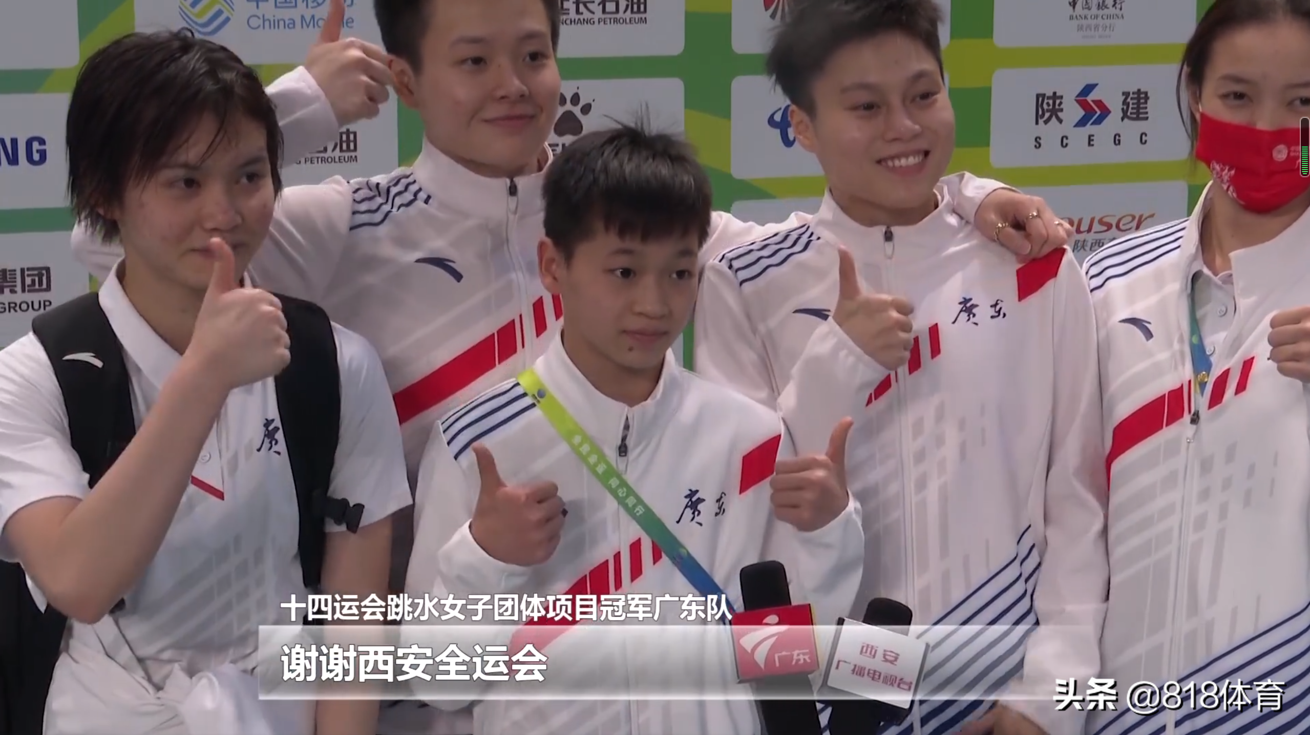 暖心！全红婵采访志愿者低下身递话筒，红姐不忍心：我自己拿吧