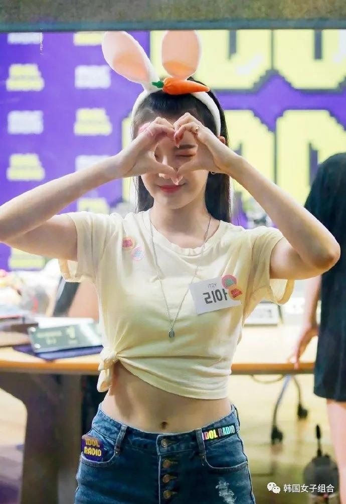 肚脐超可爱的这位女团爱豆,圆圆的肚脐也像本人一样