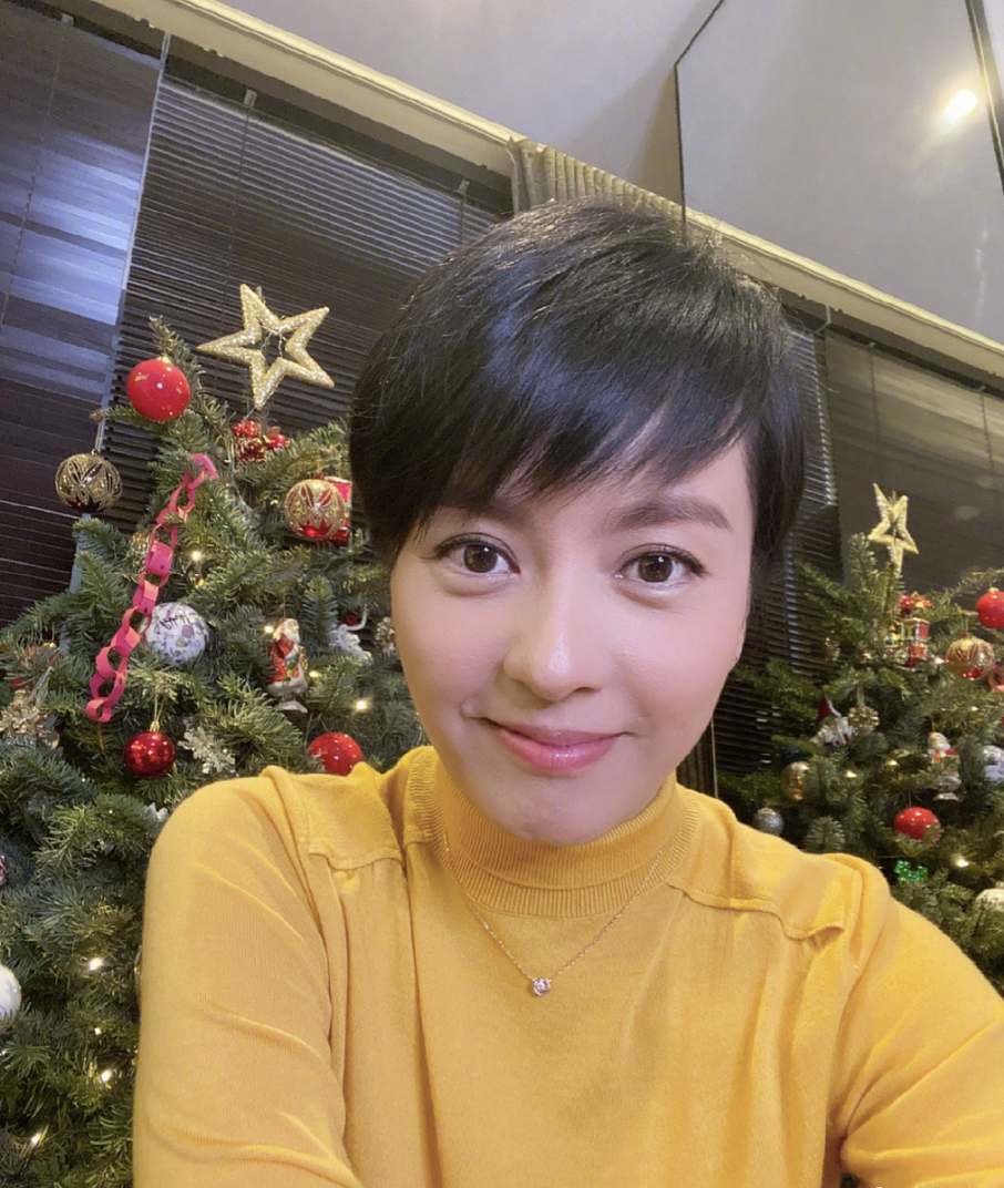 梁詠琪曬23年前後對比照，展現同款笑容，肌膚緊緻容顏未改