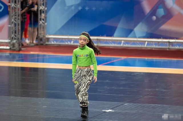 小S女儿秀倒立一字马，练出腹肌眼神坚定自信，妈妈直呼是碧昂丝