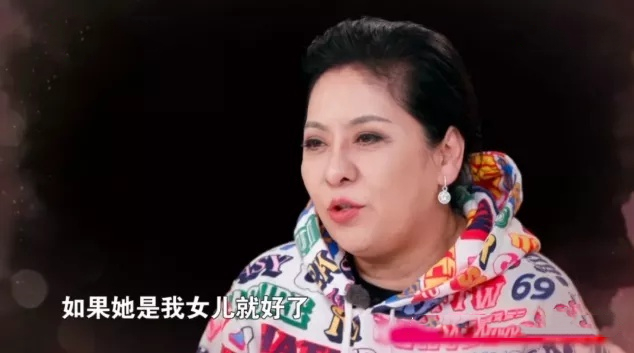 向华强祖孙三代在公园散步，向佐帮郭碧婷拎鞋