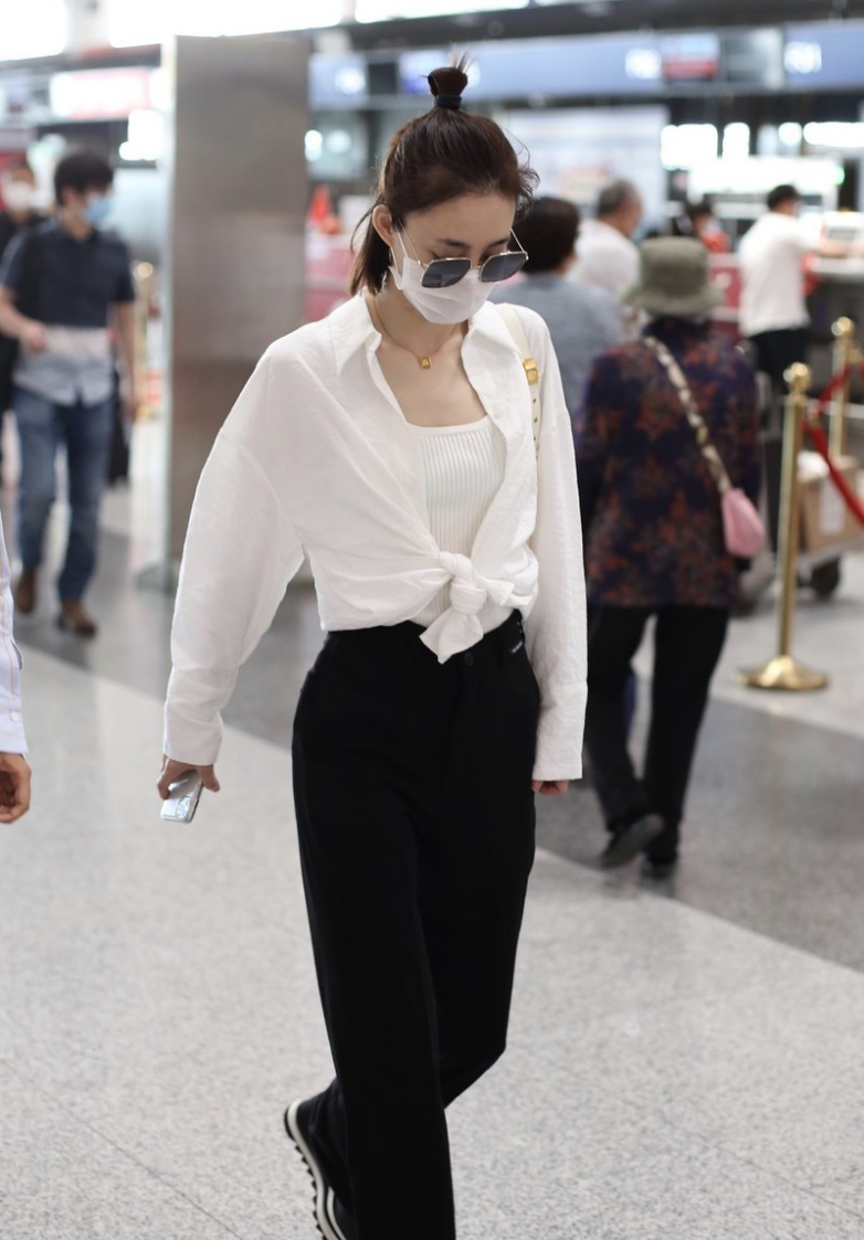 王丽坤真有一套，休闲装的都能“二八分”，但