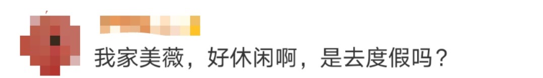 赵薇与窦靖童偶遇闲聊，45岁赵薇打扮似邻家少女，两人裤子吸睛