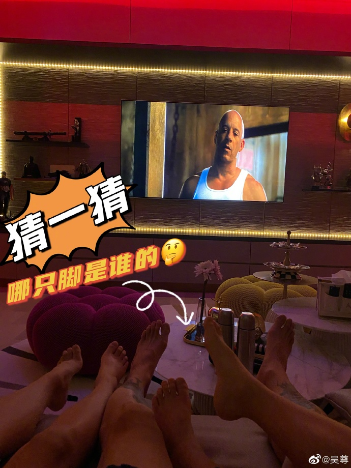 吴尊太有情趣！晒一家四口居家看电影合照，网友：生活质量慕了