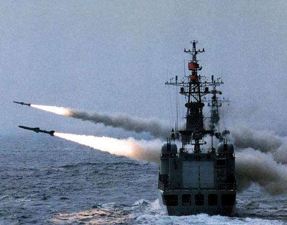 14年前，伊朗用一枚中国导弹击中以色列军舰，如今却击伤自家军舰