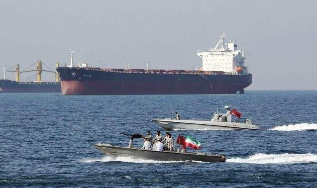 美伊爆发正面冲突，5艘伊朗油轮遭美军舰拦截，