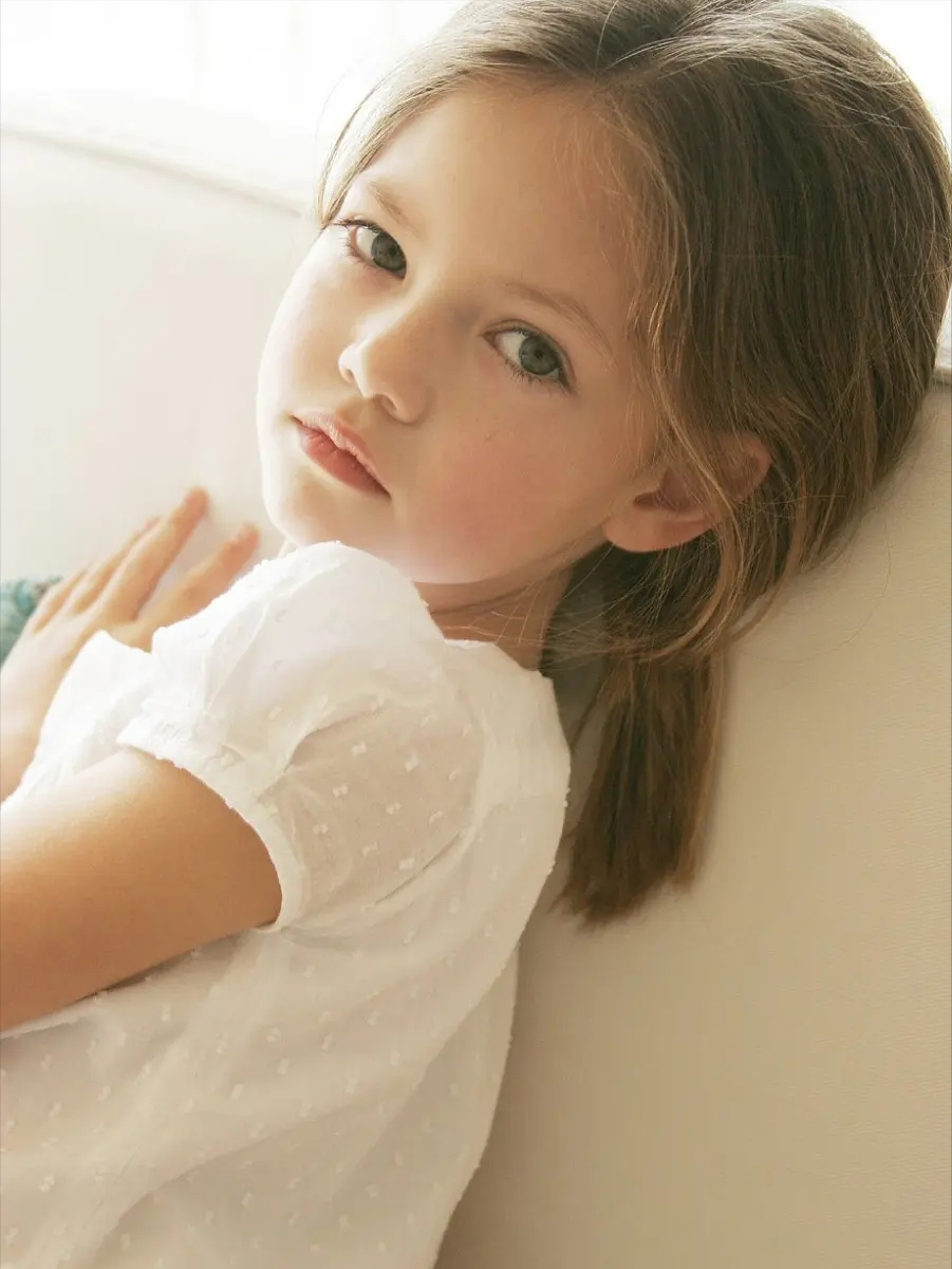 “暮光之城”那个小女孩如今已经21岁了，昔日的