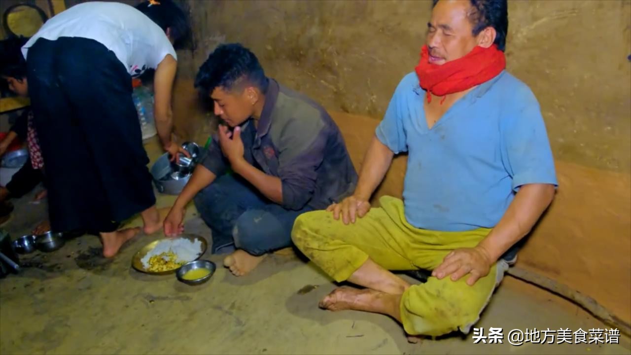 尼泊尔农村，村长家请人干活，中午没啥菜，儿媳妇炒鸡蛋招待大伙