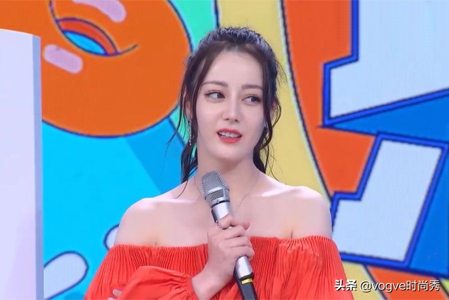 迪丽热巴穿短裙上“快本”，镜头拍到全身照后