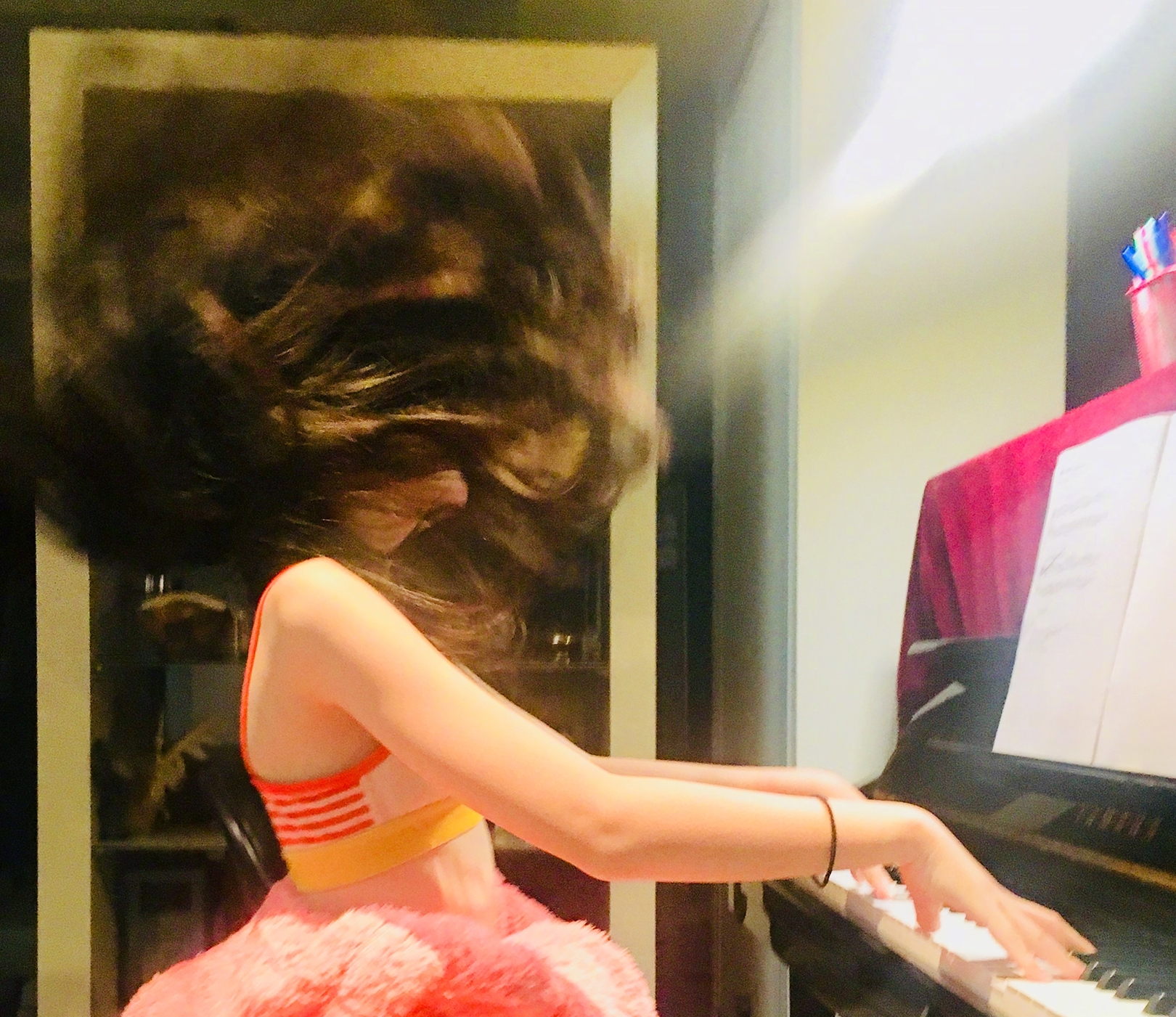 李嫣踩点晒父女相拥照为父庆生，李亚鹏幸福感慨：养女当如李宝嫣