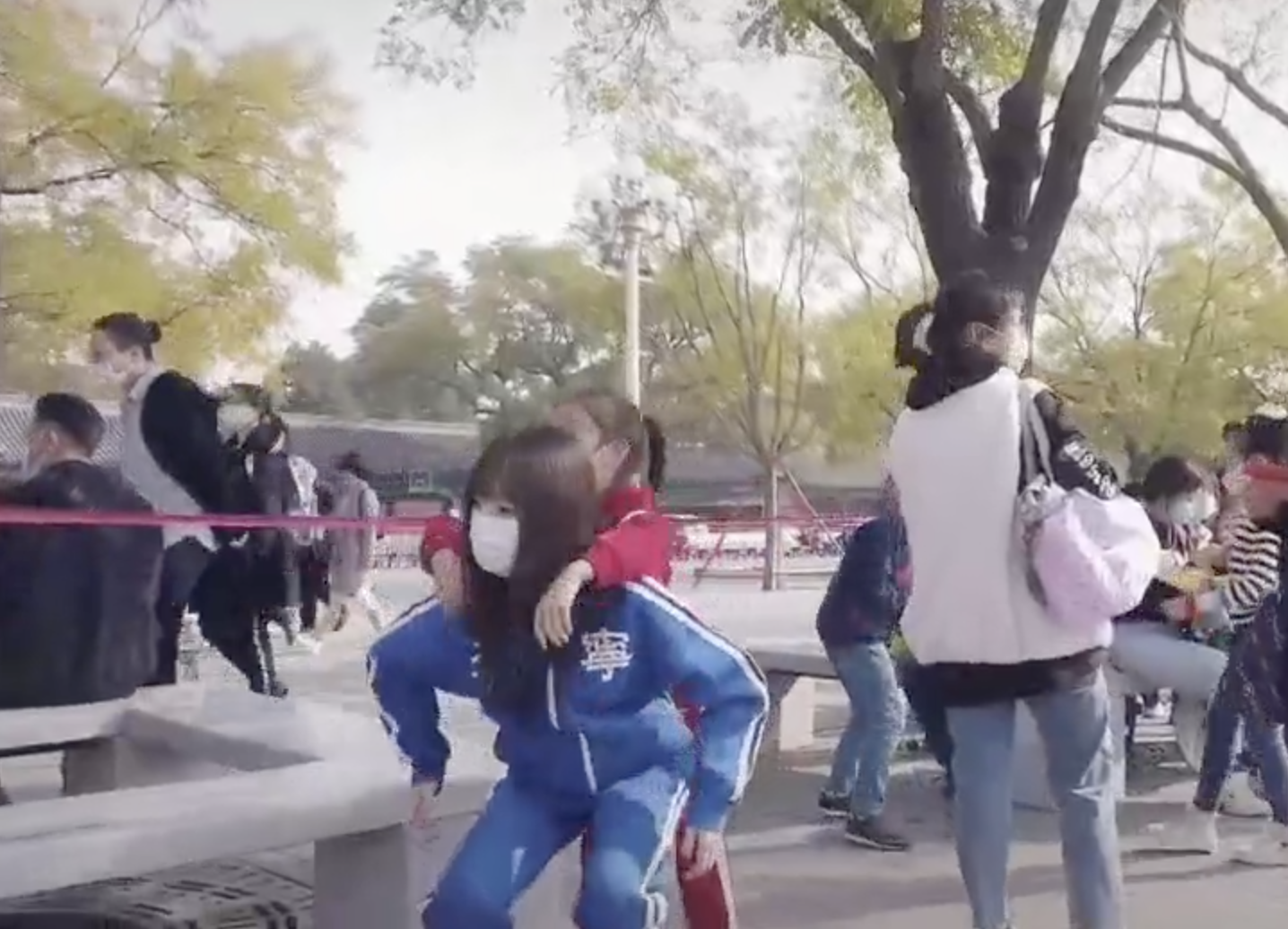 李小璐帶女兒遊故宮，甜馨輕鬆翻跟頭，被媽媽背在背上互動溫馨