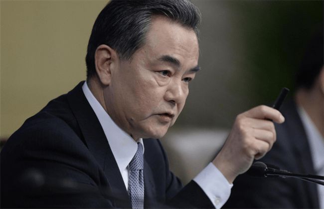 美国伙同日本在会上对中国发难，王毅外长罕见发怒：你们死了这条心吧