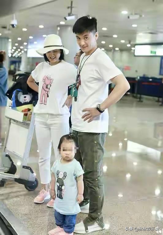朱丹素颜现身机场，全家肤色成为亮点，周一围