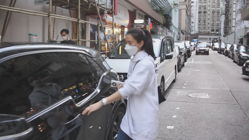 袁詠儀夫婦外出置辦年貨，老婆紮馬尾顯清純，張智霖插兜凹造型