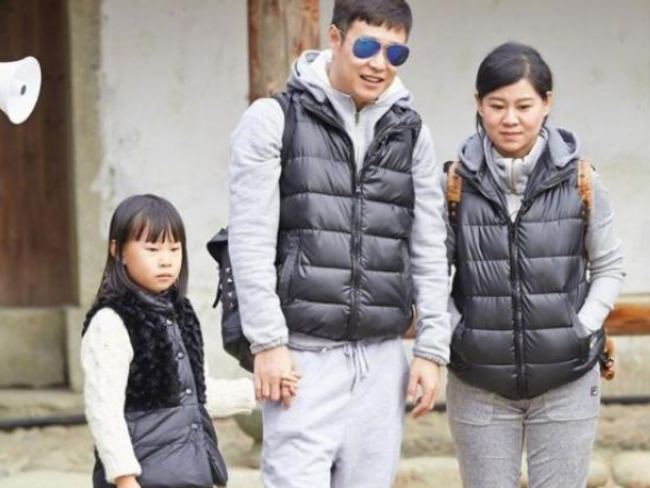 小沈阳15岁女儿近照变胖！两个腮帮子圆鼓鼓，化妆涂指甲打扮成熟