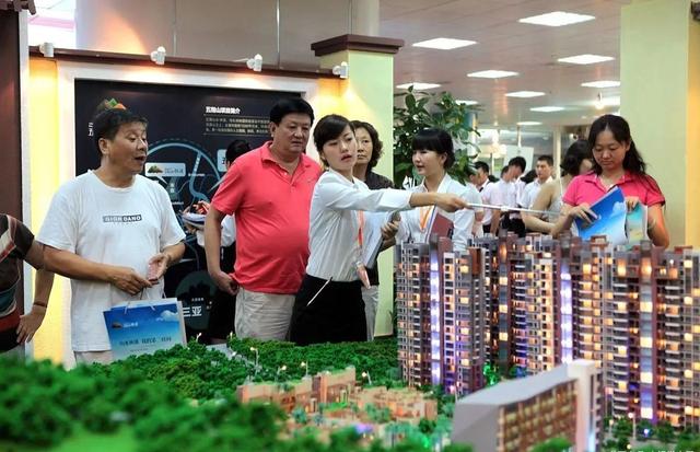 持有2套房的注意，学者公开建议，“房产税”应按“阶梯式”收取
