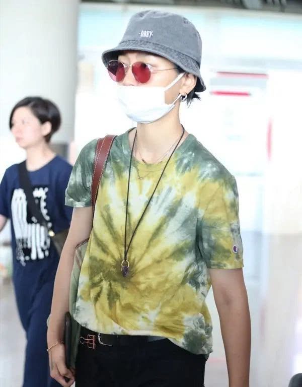 周笔畅素颜暗沉又消瘦，34岁打扮成大妈，让人觉