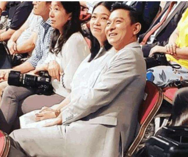 劉德華八歲女兒入院，由媽媽爺爺陪著檢查心臟，華仔暫未能返港