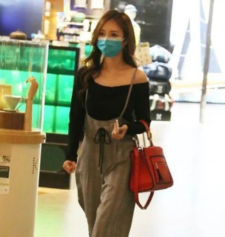 "最丑港姐冠军"晒素颜照，身材火辣，颜