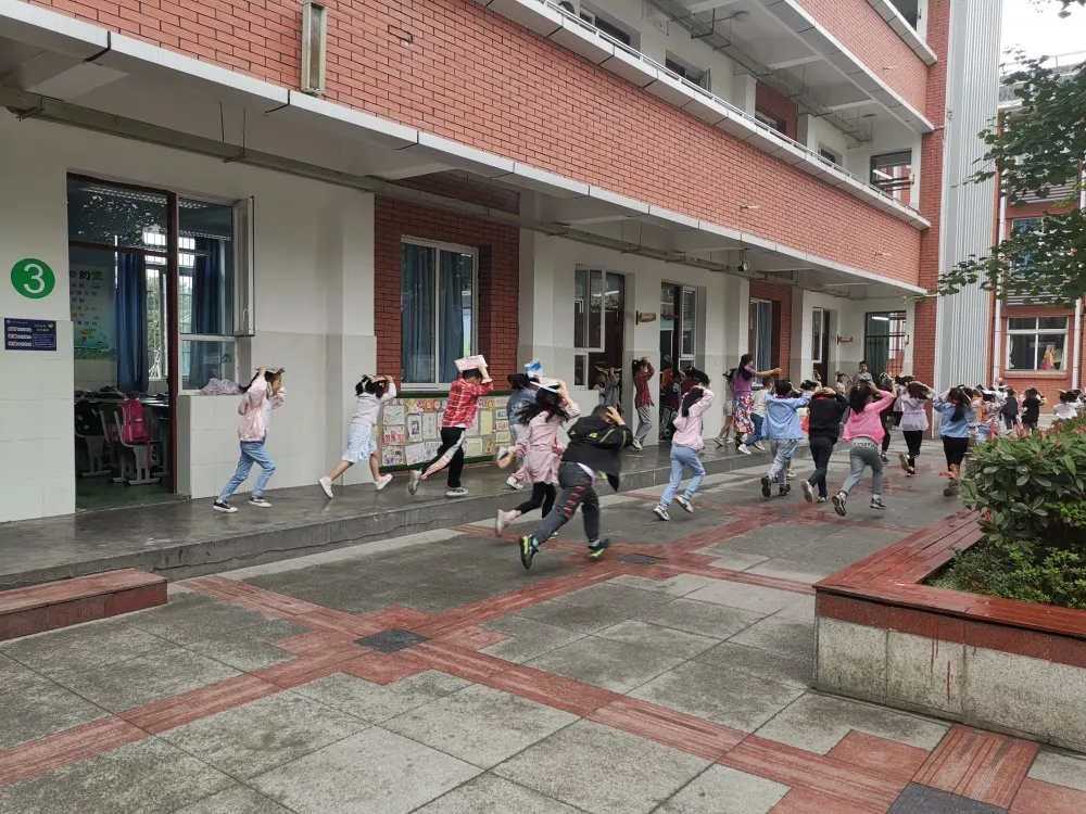 强化防震意识 关爱生命安全丨双流彭镇小学开展防震应急疏散演练