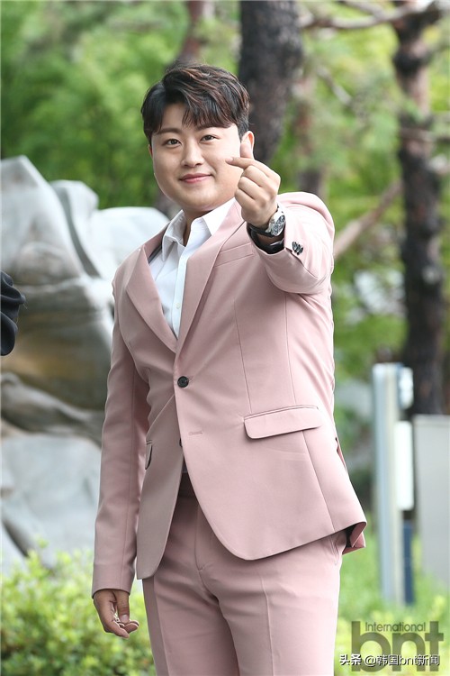 朴昭妍×金浩仲为录制综艺《黄金渔场之Radio St