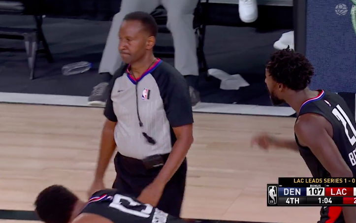 快艇輸得太窩囊！黑貝情緒失控怒罵裁判被驅逐，助教拉都拉不住