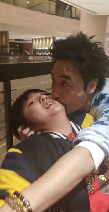 费曼骂吴镇宇丑遭贴吧拉黑，吴镇宇称干得好，被调侃“父慈子孝”