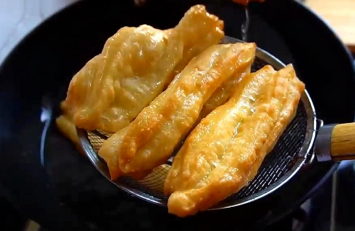 炸油條，不要只用酵母和雞蛋，好多人忘記加它，難怪吃著硬不酥脆