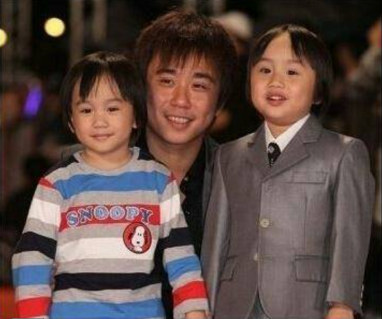 童星小小彬，被亲爸后妈榨干1800万后，皮肤溃烂