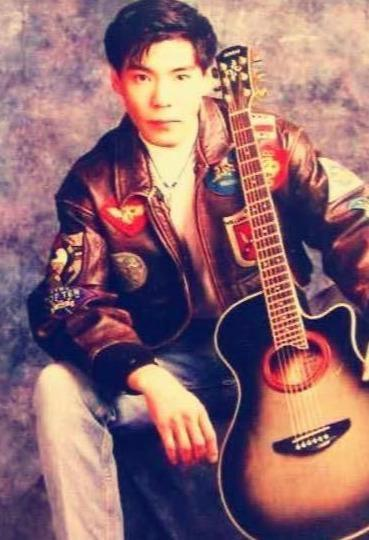 《精忠报国》的屠洪刚：娶了三个妻子，让母亲