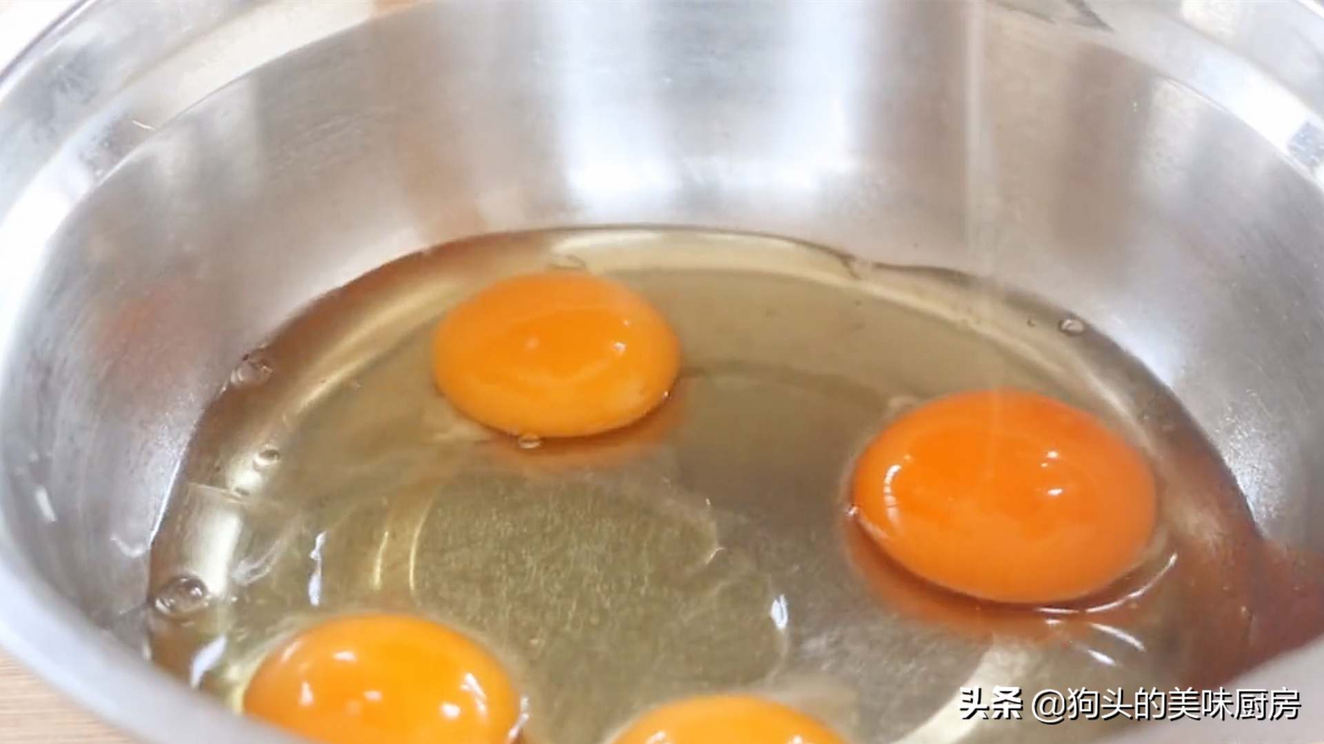 教你1碗麵粉4個雞蛋做蛋糕，不用烤箱不用電飯煲，新手一次成功