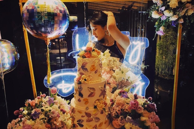 关晓彤庆生现场画面曝光满屏都是大长腿与众姐妹酒吧蹦迪饮酒狂欢