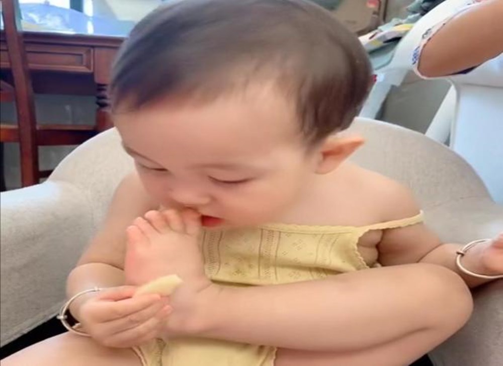 兒時啃腳丫和�不啃腳�的娃，長大後差距明顯，現啃還來得及嗎？