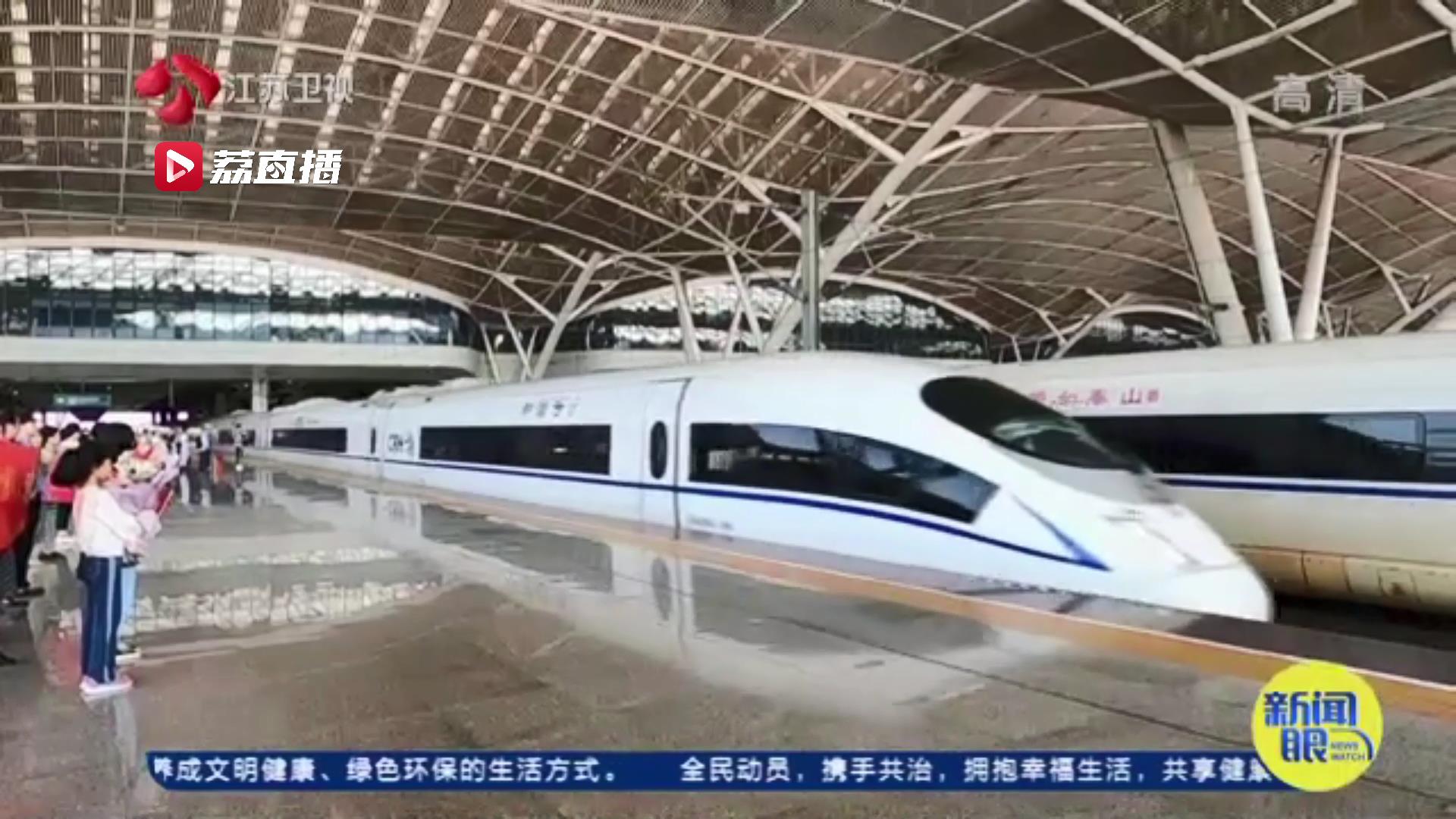 「今秋月更圆」摘下口罩和“战友”再相见 5名江苏援湖北医疗队队员回到武汉