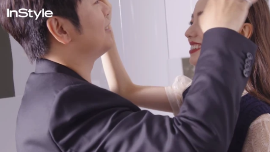 郎朗深夜甜秀恩爱，与吉娜挽手逛夜市吃小吃，吉娜细直长腿太优越