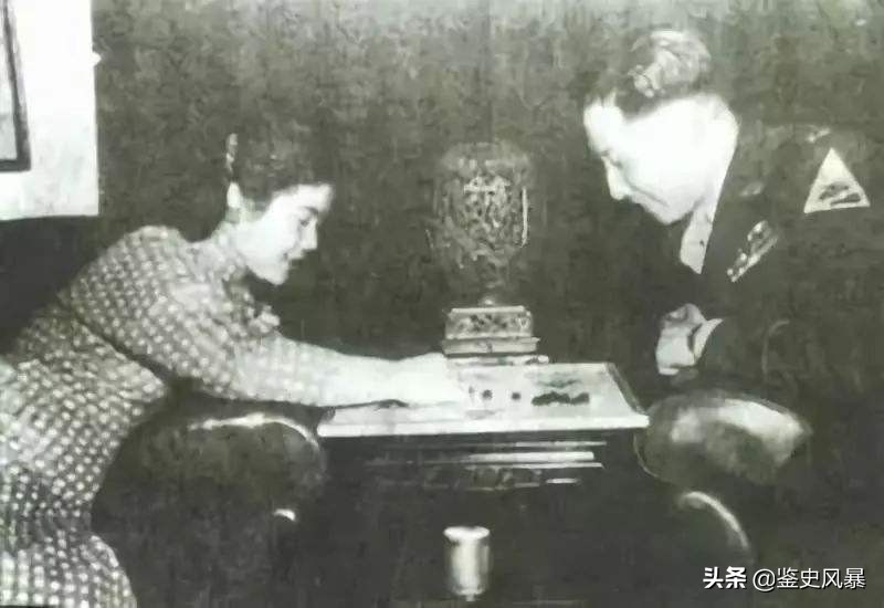 蒋纬国婚姻悲剧：娶了年轻20岁的后妻,却难忘旧