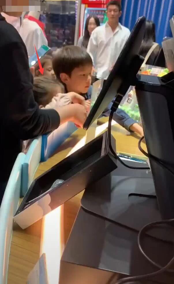 杜江和霍思燕一家出遊，神秘小女孩再現身，露側臉與霍思燕熱聊