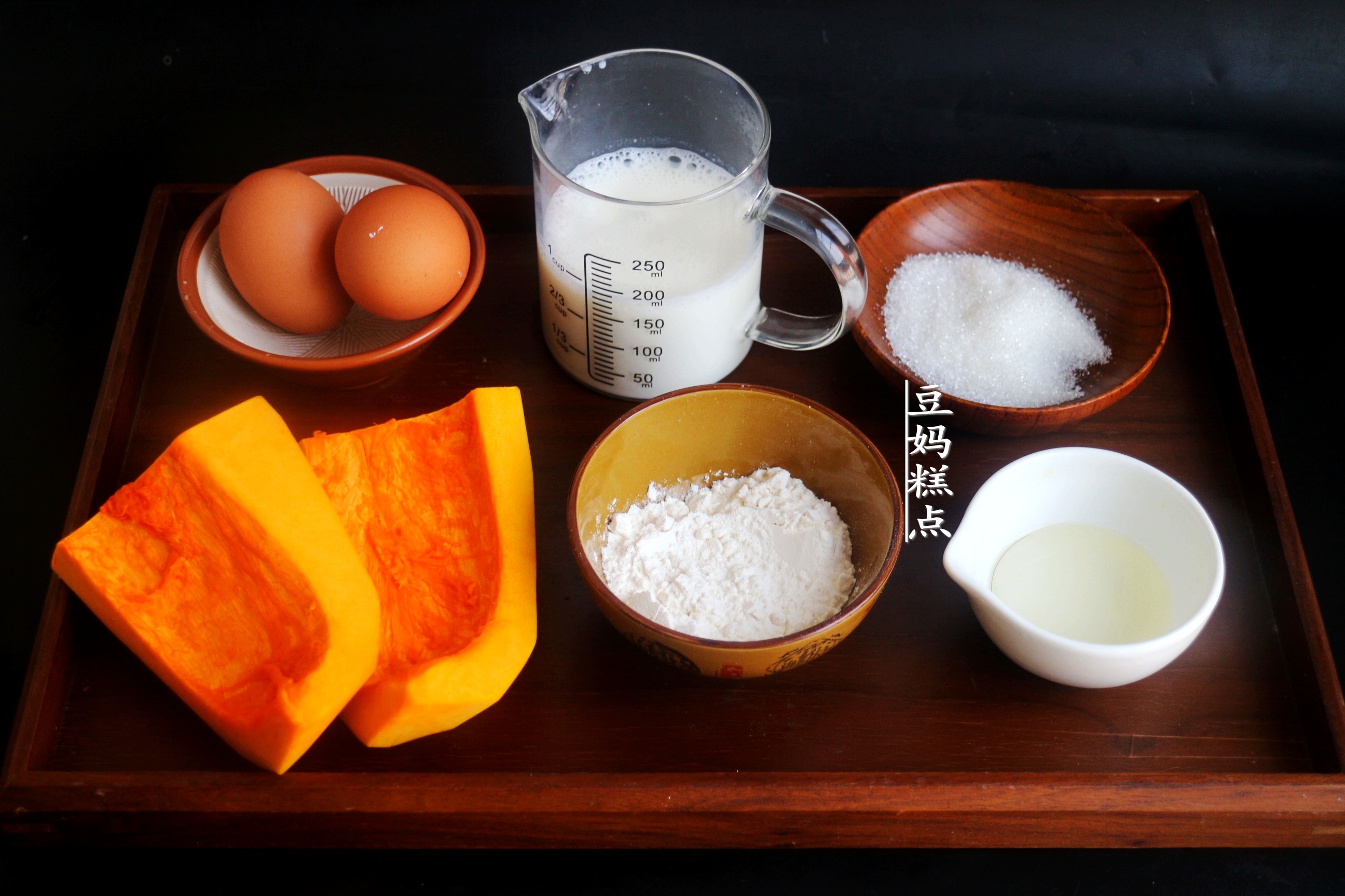 睡前5分鐘拌好麵糊即可，這款南瓜蛋糕，不用烤箱，口感柔嫩細膩